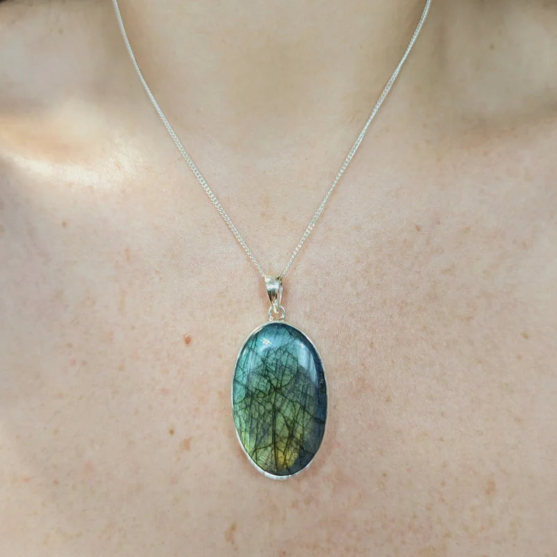Delia – Labradorite