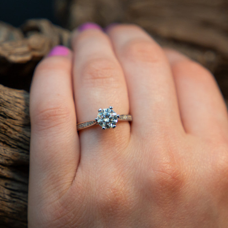 Victoria – Moissanite