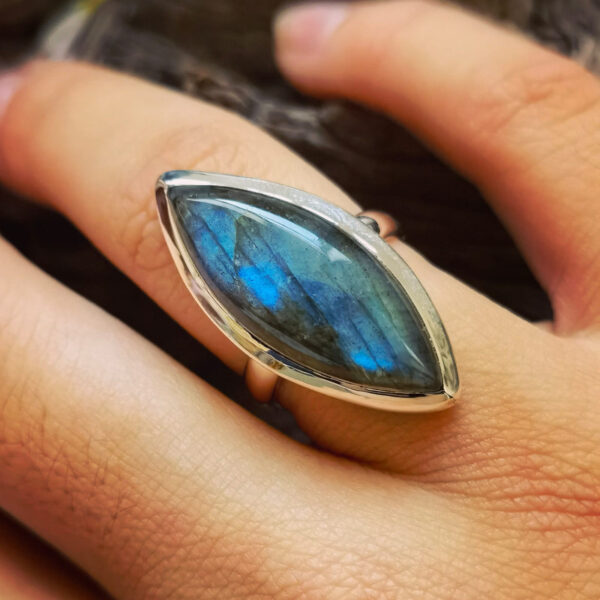 Oviyan - Labradorite